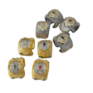 Anello stile italiano in metallo spazzolato con zirconi rettangolari rossi blu e verdi