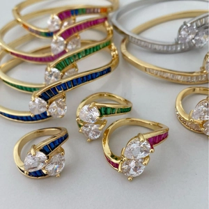Parure de bijoux élégante avec bagues en zircone et bracelets aux cristaux colorés