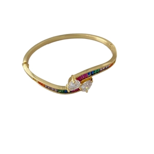 Bracelet jonc doré avec zircons arc-en-ciel et cristaux en forme de cœur