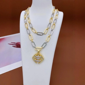 Zweifarbige Gliederkette mit quadratischem Pave-Zirkonia-Anhänger auf Display