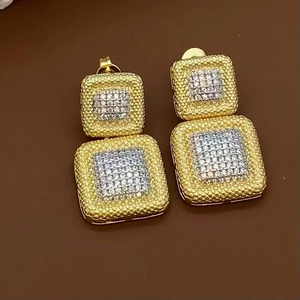 Détails de boucles d'oreilles carrées géométriques plaquées or bicolore avec zircone cubique