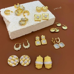 Boucles d'Oreilles Vintage en Alliage de Zircone Plaquées Or Femme Géométrique Coeur Carré Forme d'Éventail Bijoux