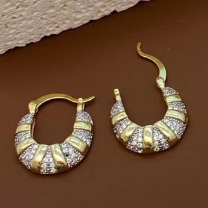Boucles d'oreilles géométriques plaquées or en forme de C avec zircons et texture