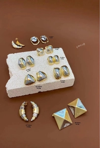 Especificaciones de tamaño detalladas para pendientes geométricos vintage de oro 18k y nácar