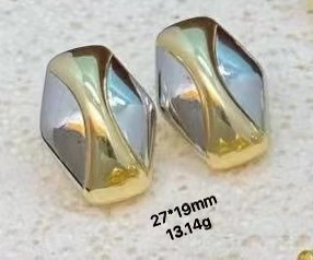 Vista macro de pendientes geométricos bicolor que muestra dimensiones 27x19mm y peso 13,14g
