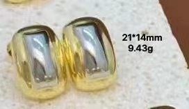 Detalle de pendientes de aro dorados 21x14mm con textura pulida y un peso de 9,43g
