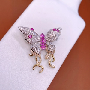 Prachtige vlinderbroche met glinsterende zirkonen en roze edelstenen in goud en zilver