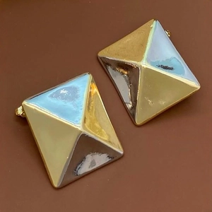 Pendientes de pirámide minimalistas en oro bicolor de 18k con acabado de espejo metálico