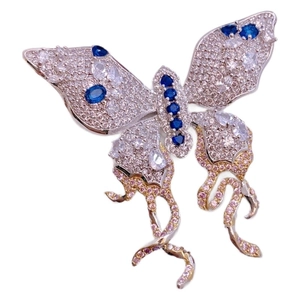 Exquise zilveren vlinderbroche met blauwe edelstenen en roze kwastjes voor dames
