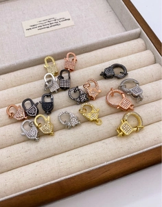 Détails macro des fermoirs mousquetons sertis de zircons pour la création de bijoux DIY variés