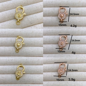 Cierre de langosta bañado en oro 18k con circonitas y colgante redondo en relieve