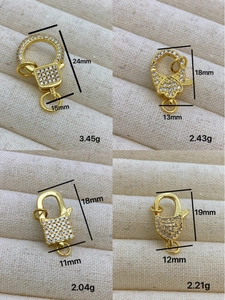 Vue macro de quatre fermoirs mousquetons en cuivre doré avec détails en micro-pavé de zircon