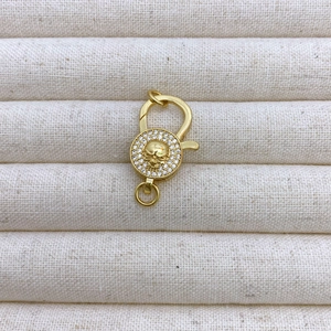 Macro de cierre de mosquetón de calavera dorada con circonitas para creación de joyas