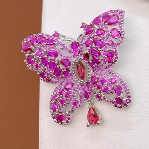 Elegante vlinderbroche met paarse zirkoon en hangende steen in peervormige slijpvorm