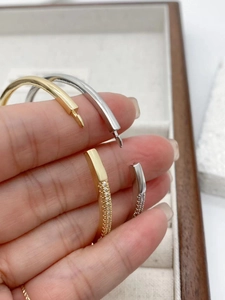 Detaillierte Makroansicht der aufklappbaren Armreifen in Gold und Silber mit Zirkonia