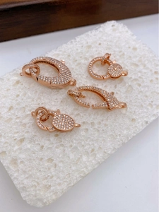 Macro di chiusure a moschettone in oro rosa con zirconi micropavé per creazione gioielli