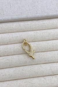 Dettaglio di un ciondolo a moschettone dorato con micro-pavé di pietre di zirconi chiari