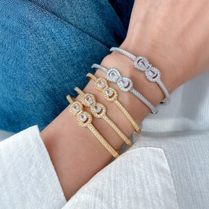 Set aus vier minimalistischen Gold- und Silber-Unendlichkeitsarmbändern mit Zirkonia-Steinen
