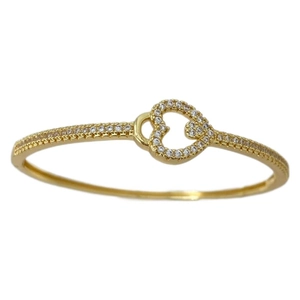 Eleganter goldener Herzarmreif mit funkelnden Zirkonia-Steinen im minimalistischen Stil