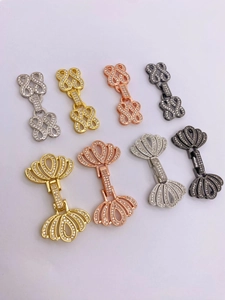 Dettaglio di chiusure per perle in oro 18K con zirconi in varie finiture metalliche
