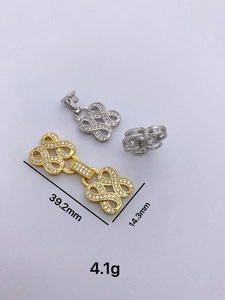 Dettaglio chiusura per perle a fiocco placcata oro 18K con zirconi, 39,2 mm x 14,3 mm