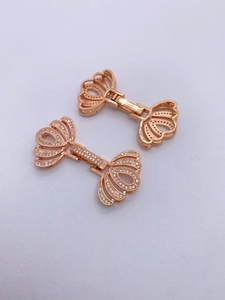 Dettaglio di fermagli a fiocco in oro rosa 18K con zirconi per gioielli di perle