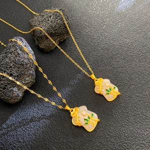 Elegante collana con ciondolo cheongsam a tulipano dorato con trama in giada su pietra lavica