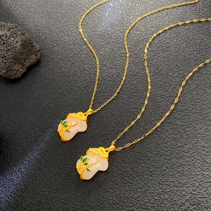Elegante collana con ciondolo a tulipano cinese in finta giada bianca e catena dorata su roccia