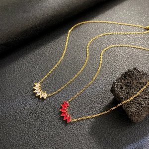Elegante Halskette aus vergoldetem Titanstahl mit Zirkonia-Anhängern in Fächerform