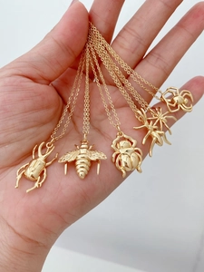 Colliers détaillés en métal doré avec pendentifs scarabée abeille araignée et fourmi