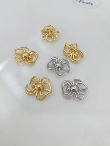 Détail de pendentifs araignées or et argent pour la création de bijoux DIY et accessoires