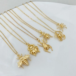 Ensemble de colliers pendentifs insectes dorés avec abeille fourmi araignée