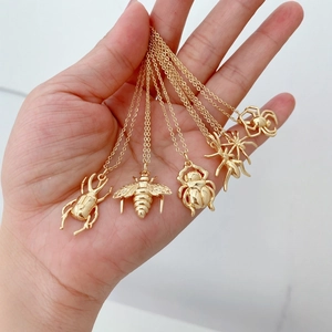 Collection de colliers pendentifs insectes dorés avec abeille araignée et scarabée