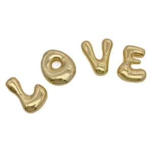 Letras doradas estilo globo que forman LOVE con acabado de metal pulido brillante