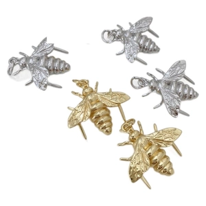 Lot de cinq breloques abeilles réalistes en or et argent pour la création de bijoux DIY