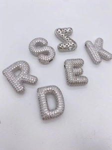 Vue macro de perles alphabet serties de cristaux pour la création de bijoux