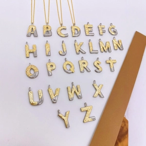 18K Vergoldet Kupfer Anfangsbuchstabe Anhänger Halskette Zweifarbig Gehämmerte Lava Textur Alphabet Halskette Für Damen Halsschmuck Geschenk