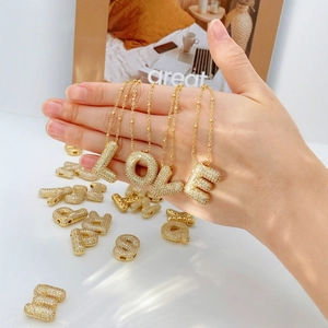 Goldene 3D Bubble Buchstaben Kette Set mit funkelnden weißen Zirkonia Steinen