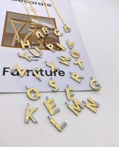 Detailansicht zweifarbiger Anhänger mit Hammerschlag-Textur für DIY-Schmuckherstellung
