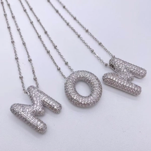 Élégant collier argenté MOM serti de cristaux scintillants sur une chaîne à perles