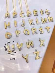Detailansicht der A-Z Buchstaben-Anhänger in Gold und Silber mit den Maßen 25mm x 17.5mm