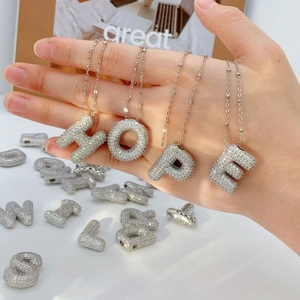 Collier de luxe argenté avec pendentif lettre HOPE et pierres étincelantes pour femme