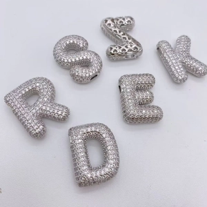 Pendentif lettre en argent scintillant avec zircons blancs style ballon en 3D
