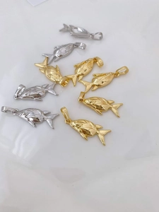 Detailansicht der silber und gold plattierten Fisch-Anhänger mit Schuppenstruktur