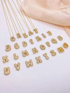 Macro di 26 ciondoli a lettera 3D con zirconi scintillanti e finitura in oro