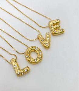 Details der 18K vergoldeten LOVE-Anhänger mit Zirkonia-Besatz im trendigen Ballon-Design