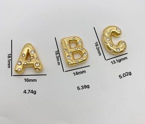 Detailansicht der 18K vergoldeten ABC Buchstabenanhänger mit Zirkonia und Abmessungen