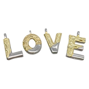 Zweifarbige LOVE-Buchstabenanhänger in Gold und Silber mit Hammerschlag-Struktur