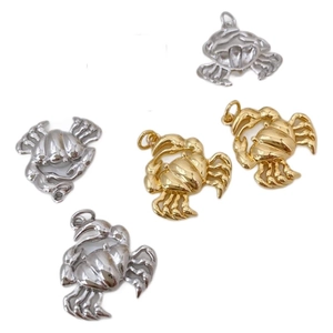 Minimalistische Meerestier-Anhänger als Schildkröte und Krabbe in Gold und Silber