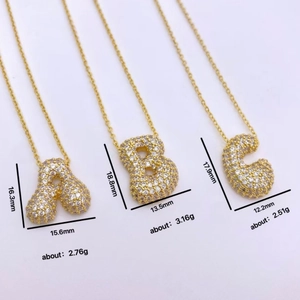 Ciondoli a lettera 3D placcati in oro con zirconi cubici A, B e C su catena sottile